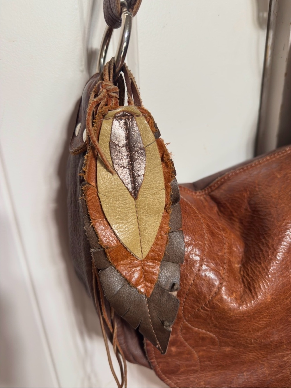 Handcrafted Retro Brown Leather Shoulder Bag with Decorative Stitching - Picture 6 of 16